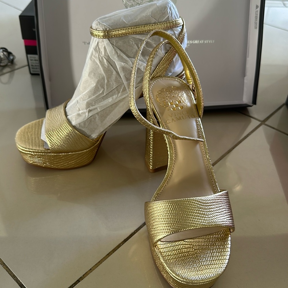 Vince Camuto BRAND NEW Gold Platform Sandals Size 6